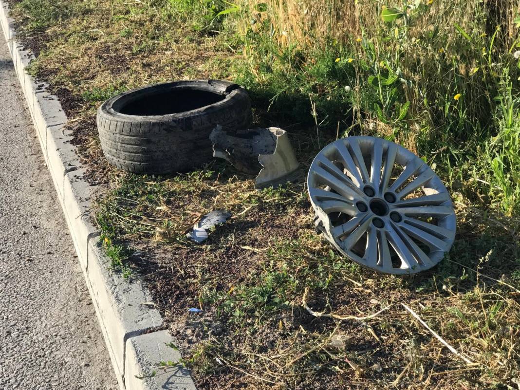 Konya'da refüje çarpan otomobil şarampole yuvarlandı! 1'i bebek 3 yaralı 1